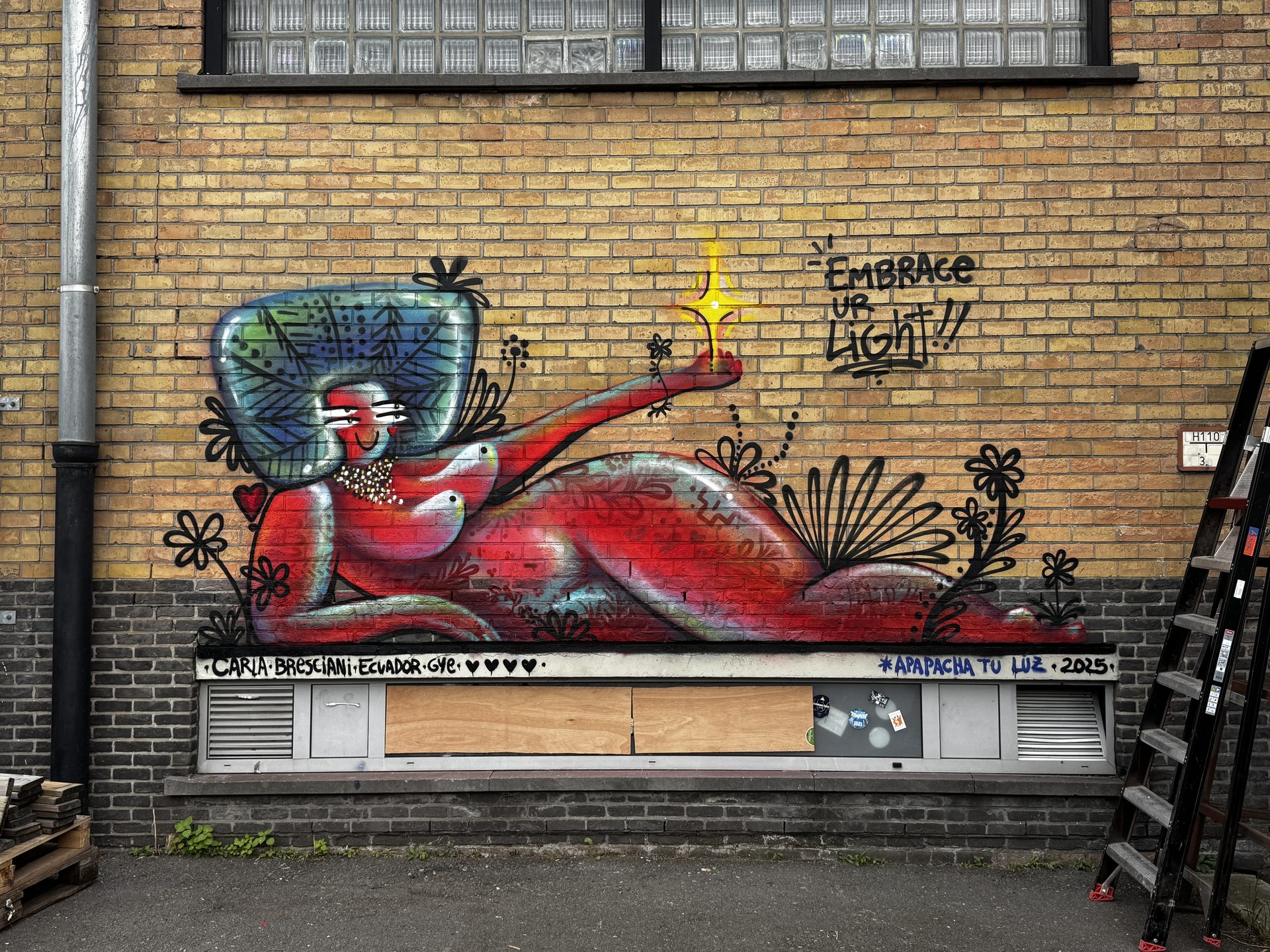 Embrace ur Light - Apapacha tu Luz · Intervención mural, Brujas, Bélgica (2025)